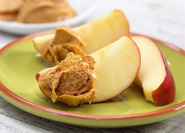 Apples with peanut butter and bran flakes - An excellent pre-workout snack